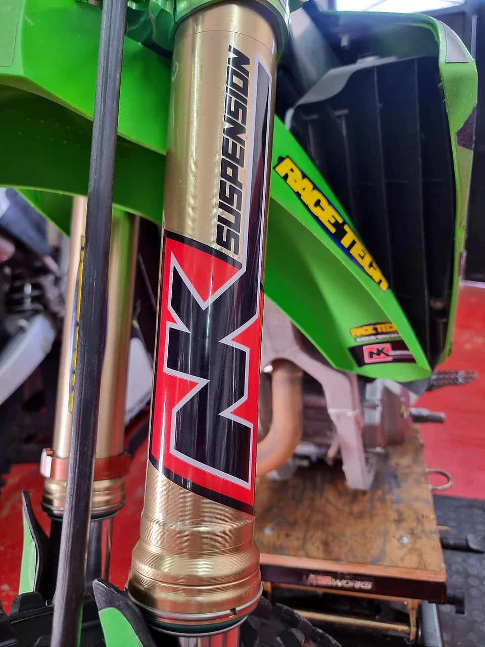 Forqueta com o logótipo NK Suspension numa Kawasaki de motocross