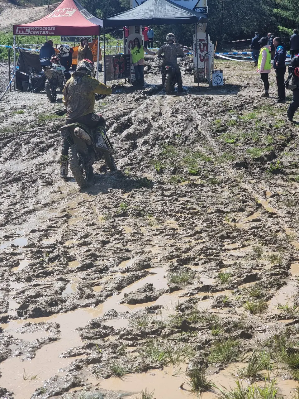 Piloto de enduro a sair de uma zona de lama