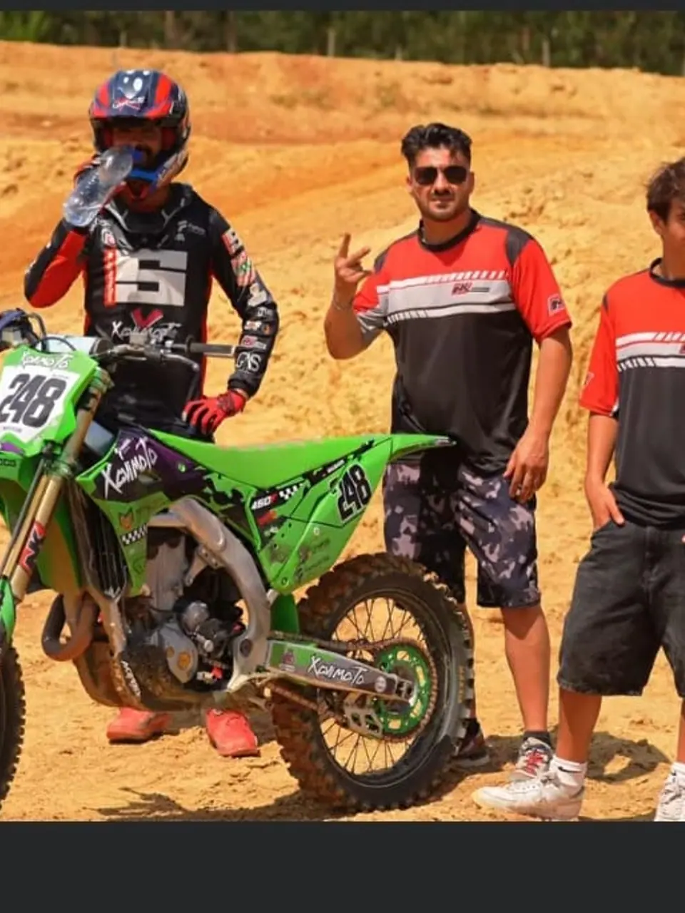 Piloto de Kawasaki com a equipa NK Suspension na pista
