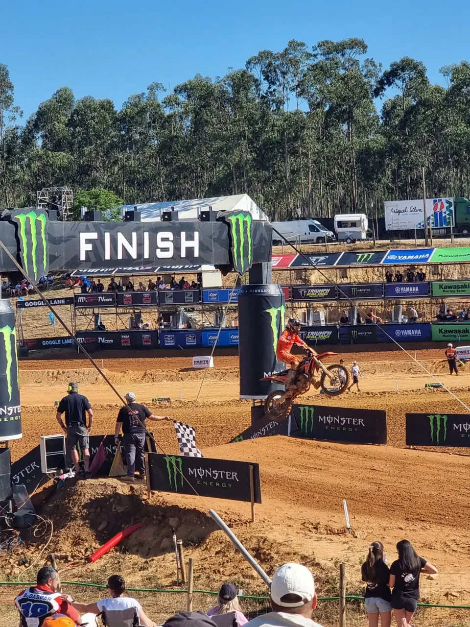 Salto na reta da meta de uma prova do MXGP